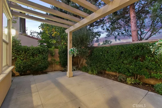 a view of backyard with garden