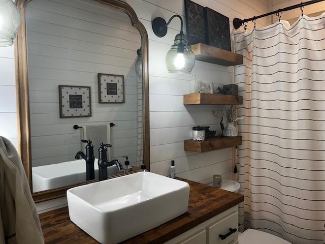 365 Mercers Preserve Road Comanche, TX 76442 - Photo 17 of 27 a bathroom with a sink and a bathtub