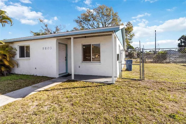 a view of a house with backyard