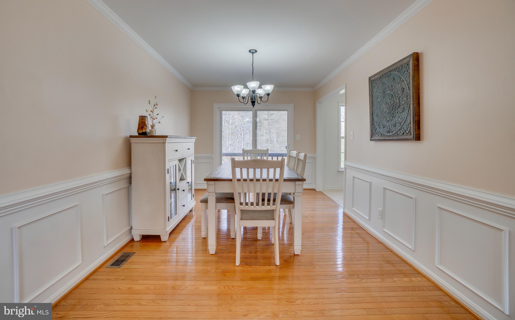 10 Ridgeway Road Stafford, VA 22556 - Photo 17 of 46 Detailed crown/chair/shadowbox moldings!