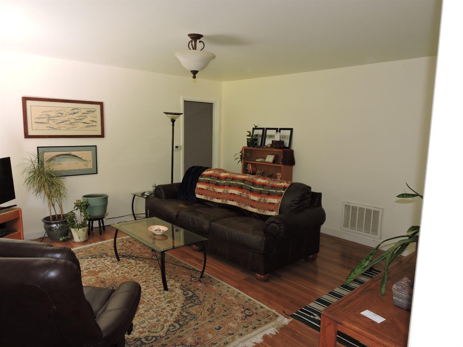 7233 Wagner Creek Road Talent, OR 97540 - Photo 12 of 27 a living room with furniture