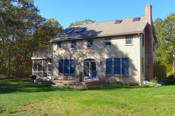 a view of a back yard