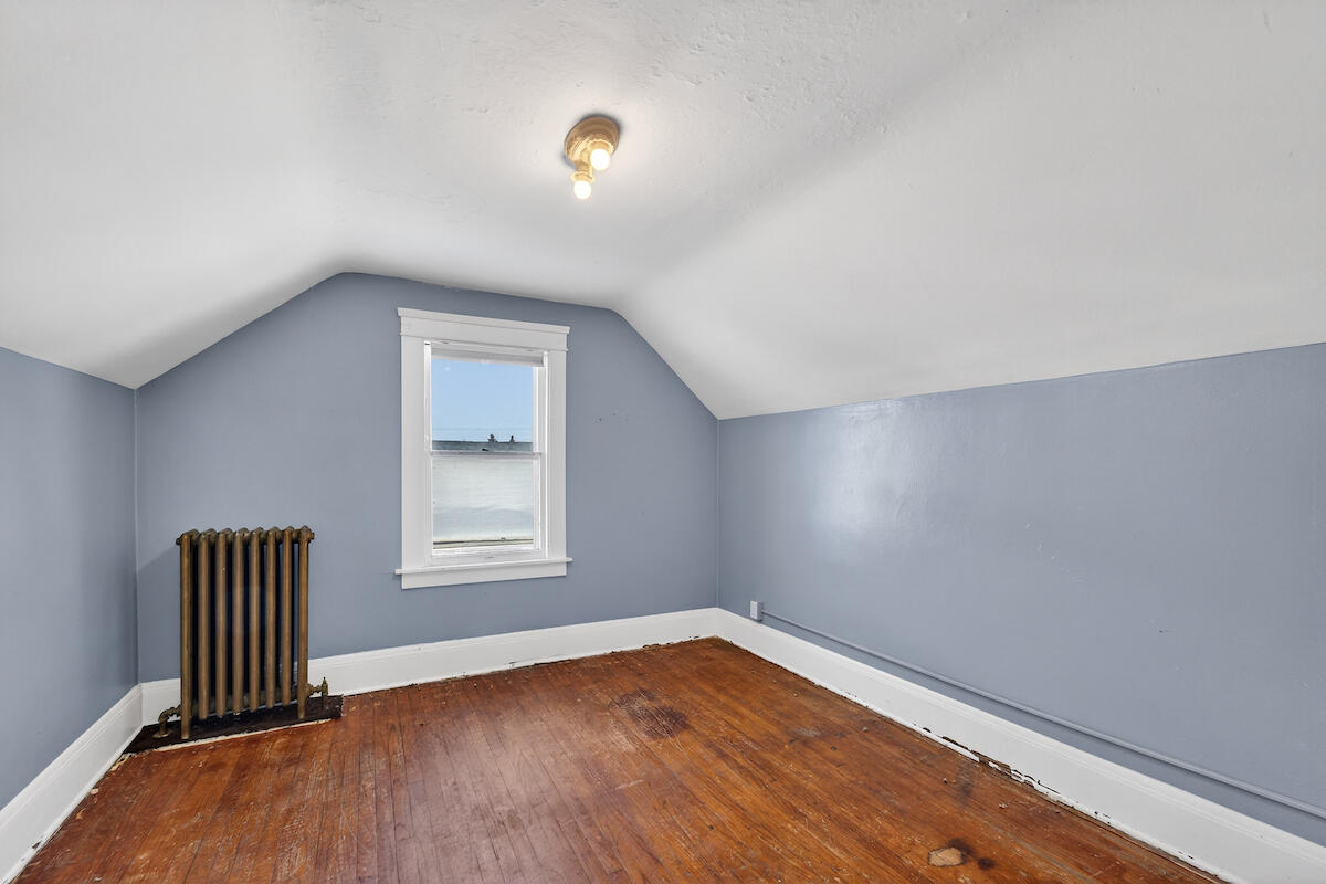 1527 Hayes Avenue Racine, WI 53405 - Photo 12 of 20 Unit 4 - Upper 3