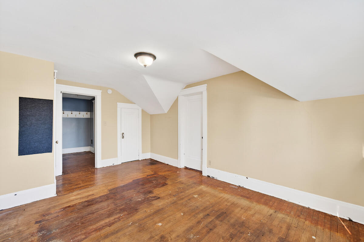 1527 Hayes Avenue Racine, WI 53405 - Photo 13 of 20 Unit 4 - Upper 4