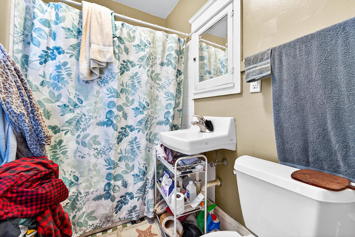 1527 Hayes Avenue Racine, WI 53405 - Photo 2 of 20 Unit 1 - Lower 1