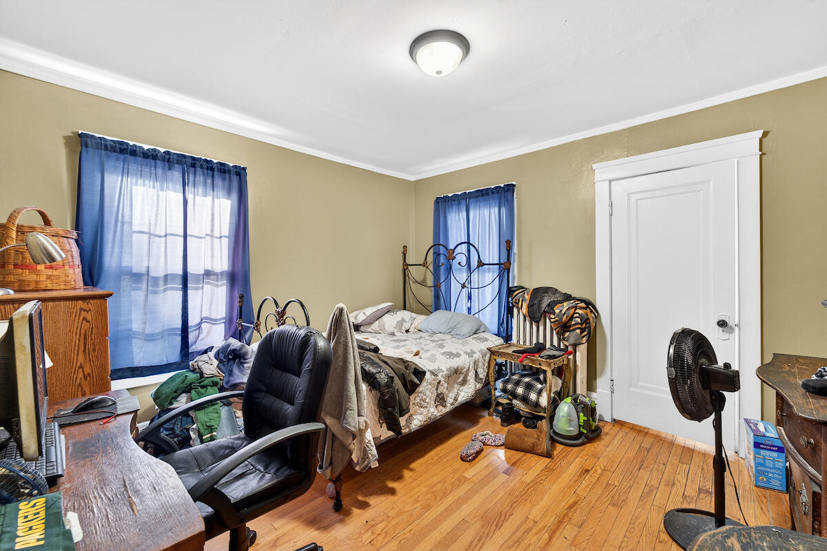 1527 Hayes Avenue Racine, WI 53405 - Photo 3 of 20 Unit 1 - Lower 2