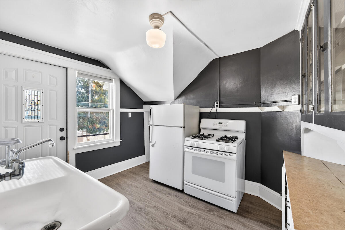 1527 Hayes Avenue Racine, WI 53405 - Photo 10 of 20 Unit 4 - Upper 1