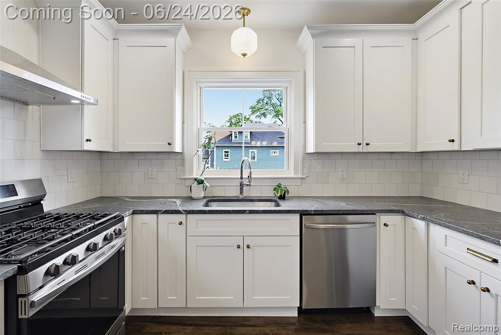 2476 Beals Street Detroit, MI 48214 - Photo 9 of 46
