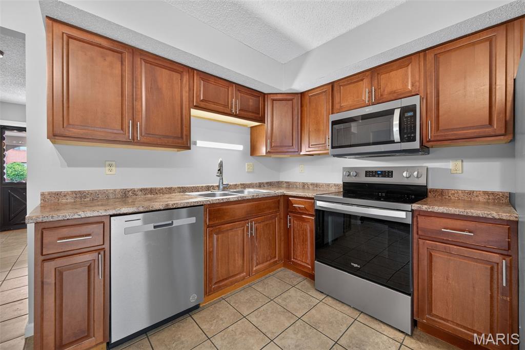 2358 Hidden Meadow Lane Ballwin, MO 63021 - Photo 13 of 44