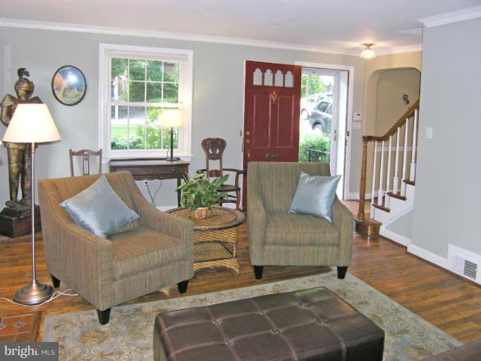 12 Hilltop Road Silver Spring, MD 20910 - Photo 3 of 30 Living Room