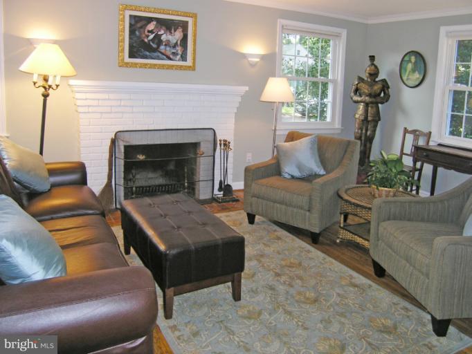 12 Hilltop Road Silver Spring, MD 20910 - Photo 4 of 30 Living Room