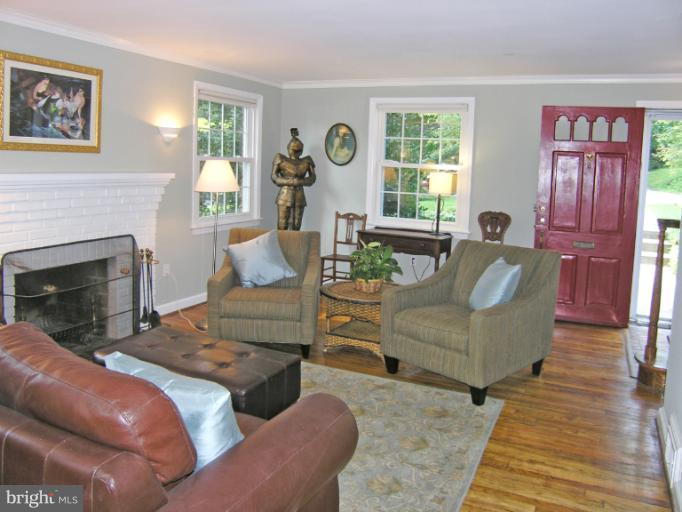 12 Hilltop Road Silver Spring, MD 20910 - Photo 6 of 30 Living Room