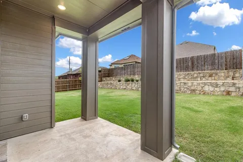 a view of a back yard