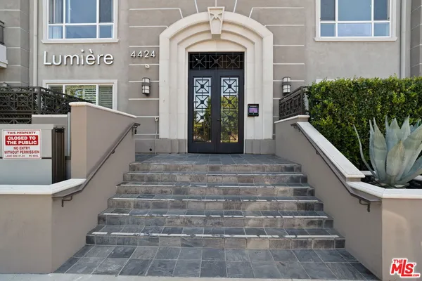 a view of entryway with a front door