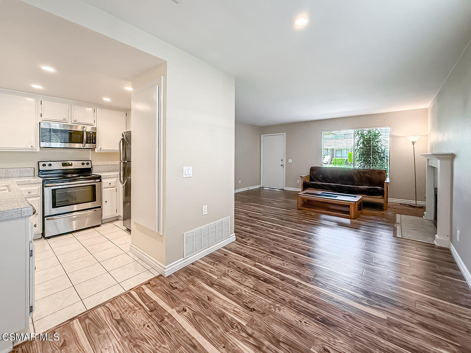 516 Spring Road, Unit 113 Moorpark, CA 93021 - Photo 12 of 43 bLiving Dining and Kitchen5