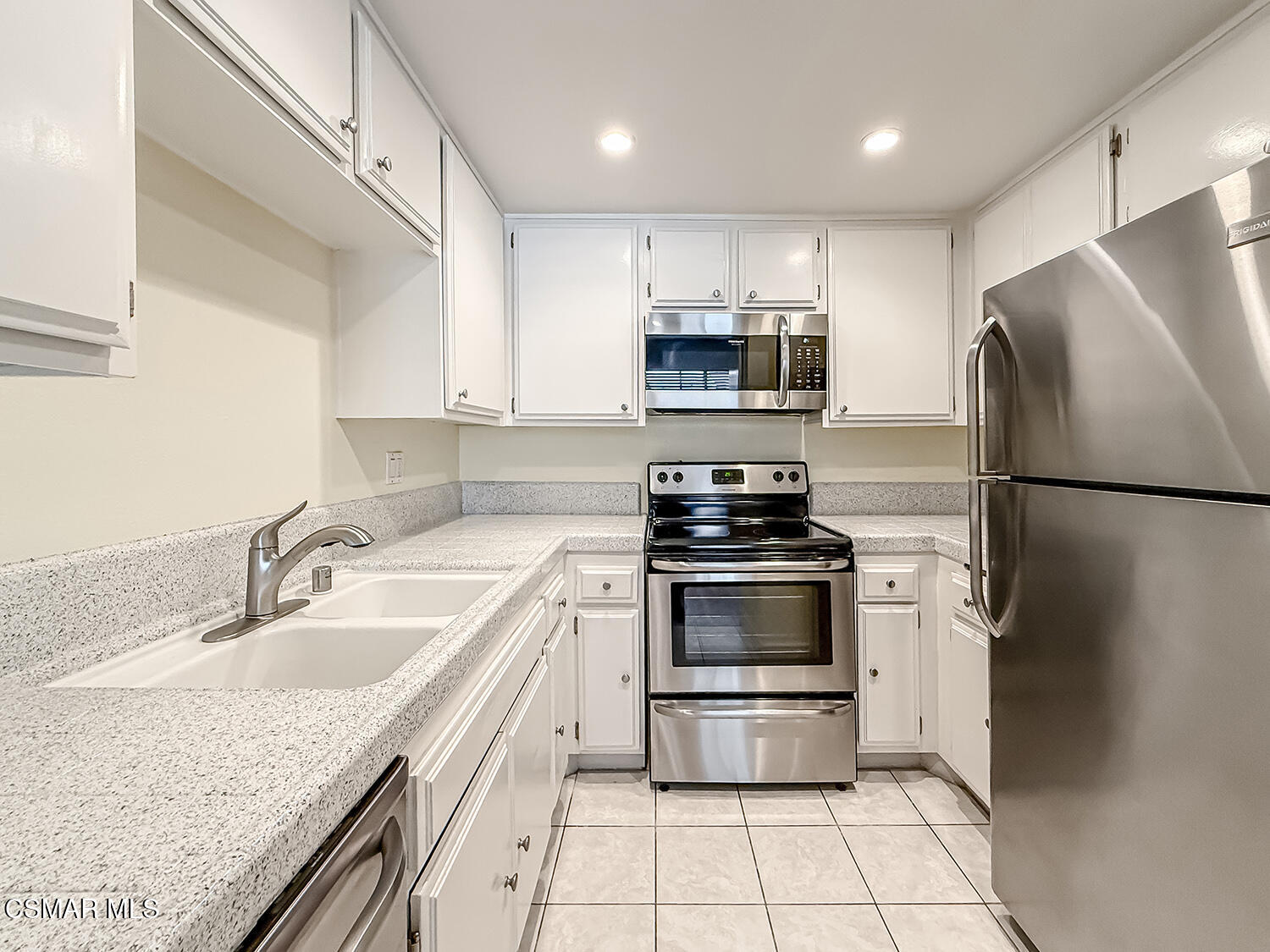 516 Spring Road, Unit 113 Moorpark, CA 93021 - Photo 14 of 43 bLiving Dining and Kitchen6