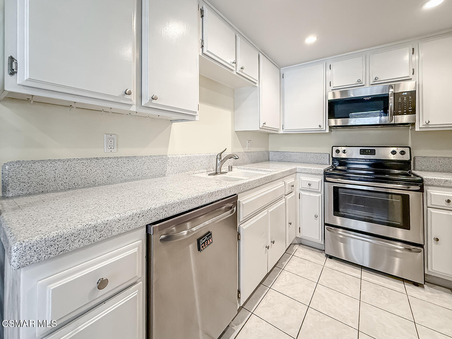 516 Spring Road, Unit 113 Moorpark, CA 93021 - Photo 15 of 43 bLiving Dining and Kitchen7