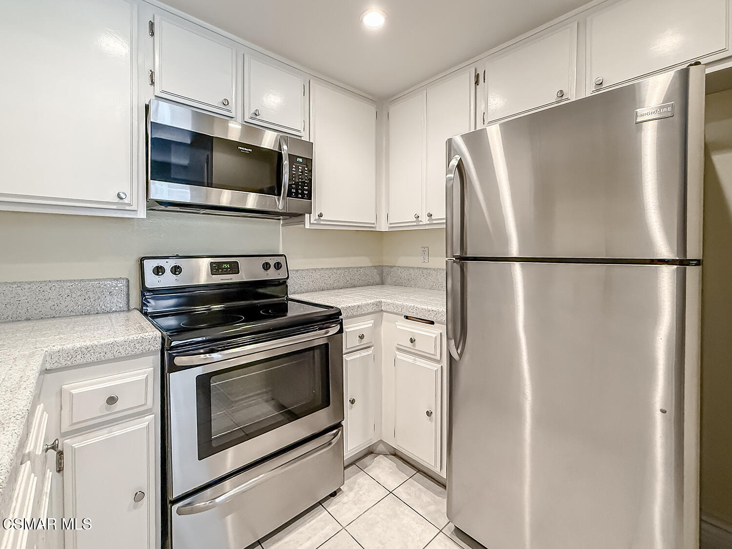 516 Spring Road, Unit 113 Moorpark, CA 93021 - Photo 16 of 43 bLiving Dining and Kitchen8