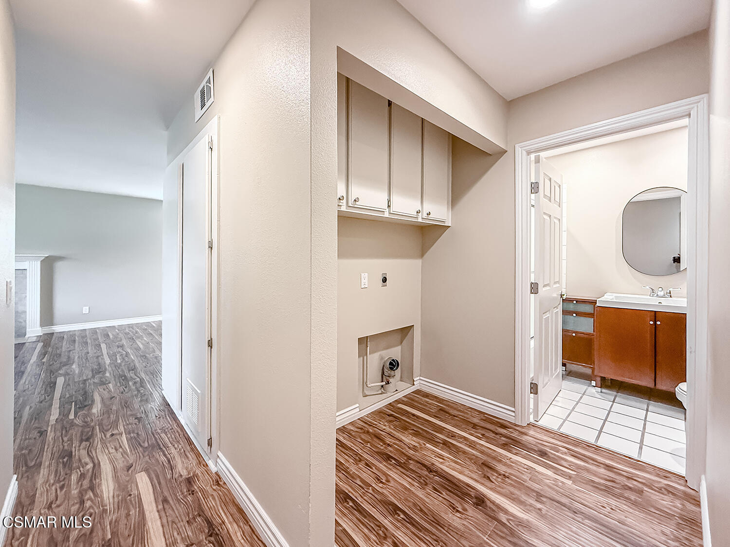 516 Spring Road, Unit 113 Moorpark, CA 93021 - Photo 18 of 43 cHall Laundry and Bath2