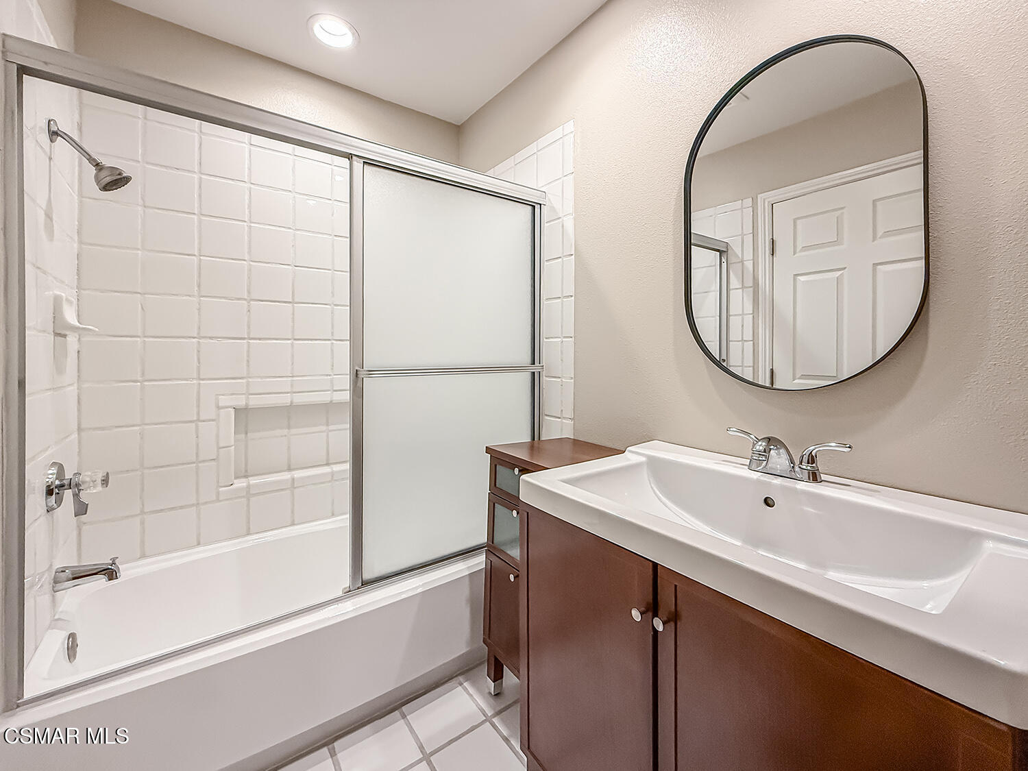 516 Spring Road, Unit 113 Moorpark, CA 93021 - Photo 20 of 43 cHall Laundry and Bath4