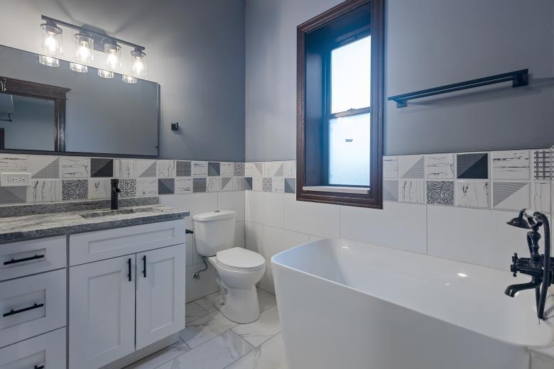 444 East 48th Street, Unit 2W Chicago, IL 60615 - Photo 24 of 31 a bathroom with a sink a toilet and bathtub