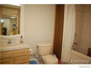 6150 Country Ridge Drive Troy, MI 48098 - Photo 23 of 35 5TH BATH IN FINISHED BASEMENT