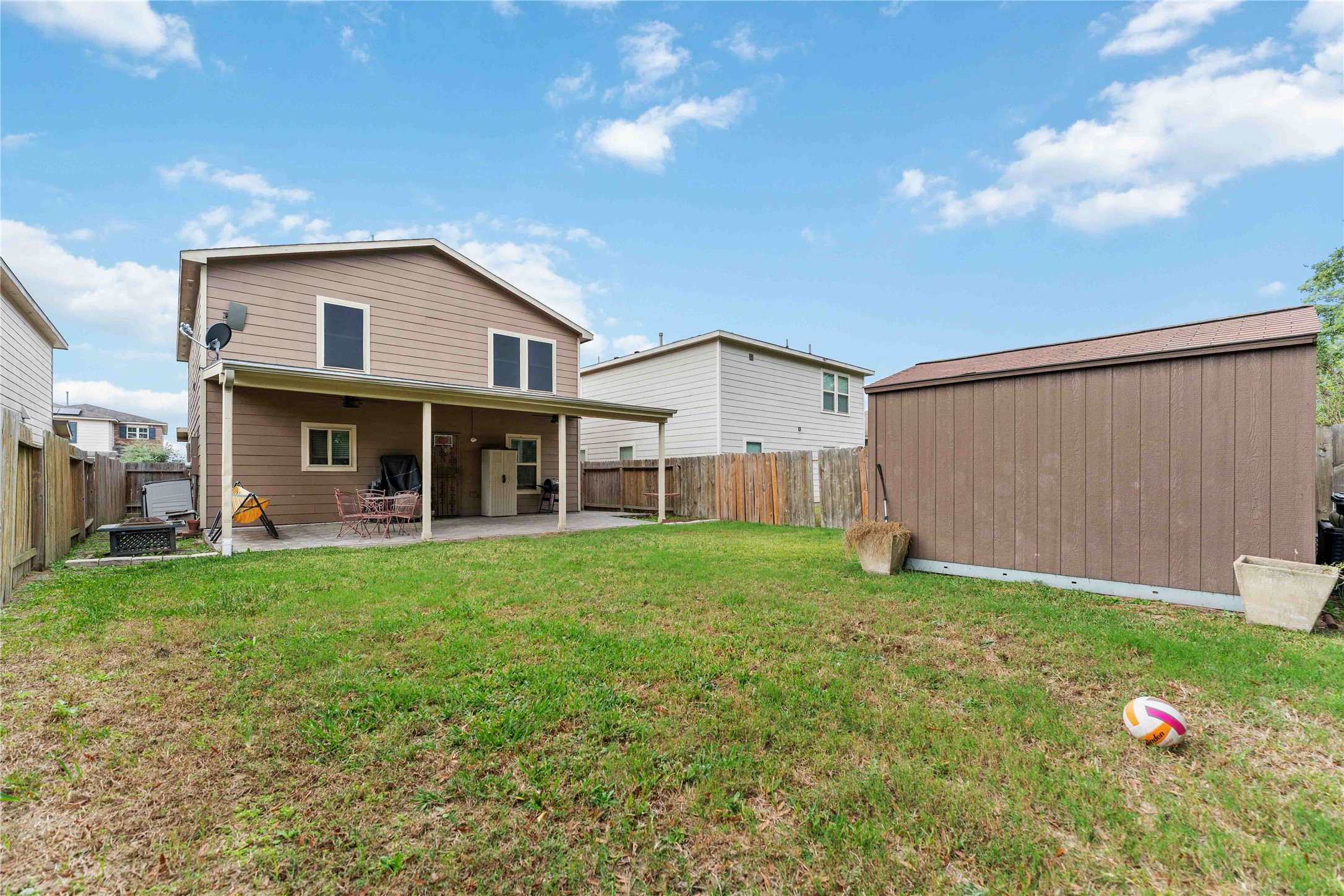 10114 Orchid Spring Lane Houston, TX 77044 - Photo 20 of 22 a backyard of a house