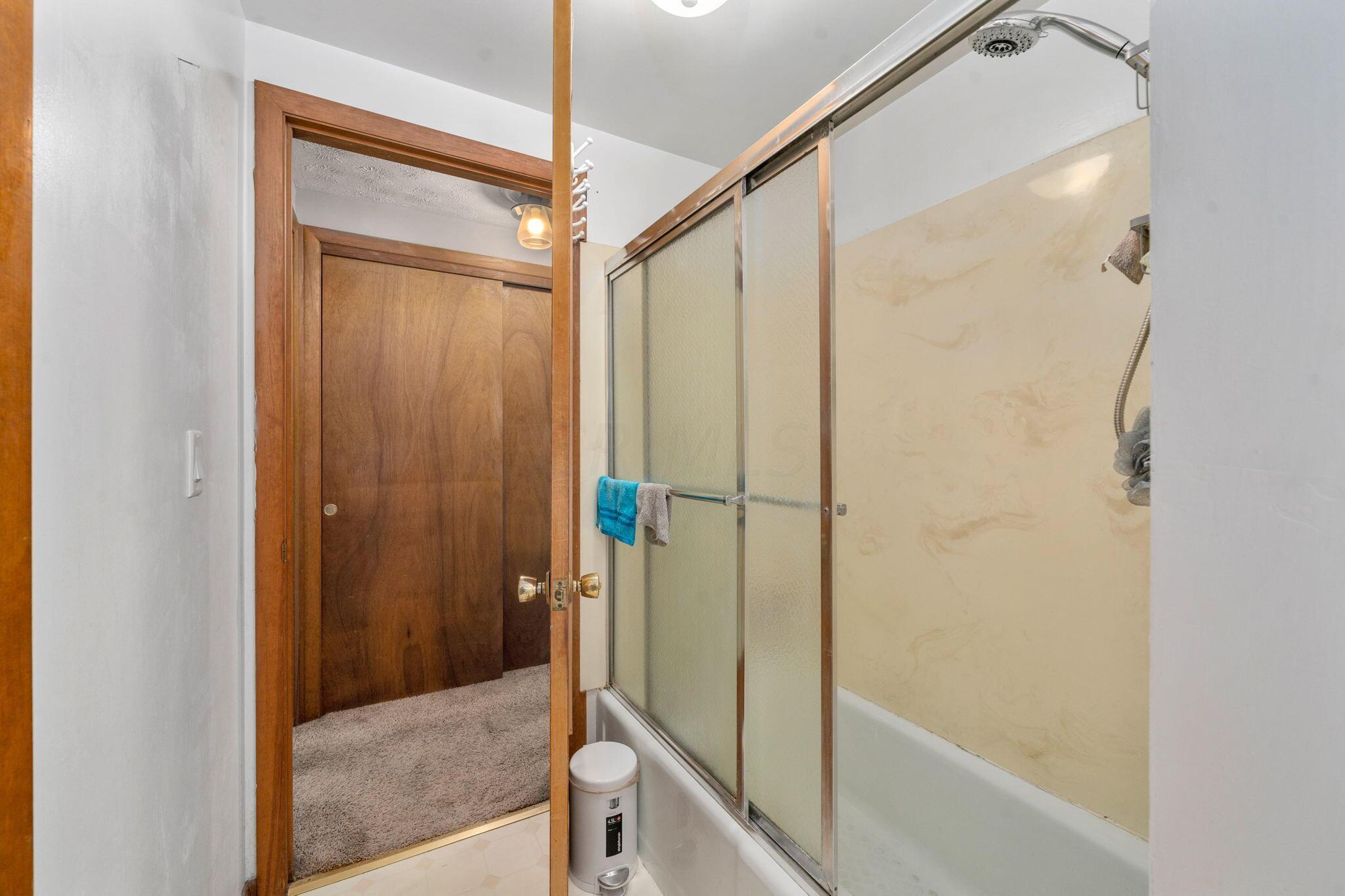 2580 Woodstock Road Columbus, OH 43221 - Photo 19 of 37 Upstairs Bath