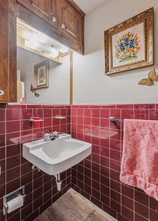 3055 Midway Road Grapevine, TX 76092 - Photo 19 of 40 a bathroom with a sink and a mirror