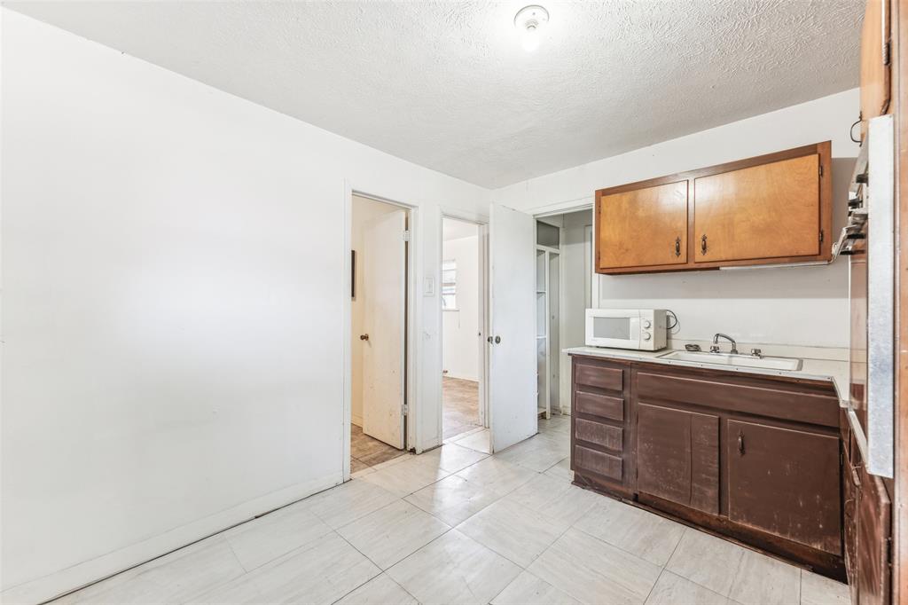 3055 Midway Road Grapevine, TX 76092 - Photo 35 of 40 a room with a bed and furniture