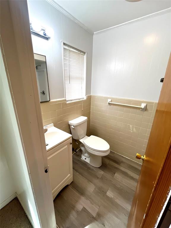 915 North Spring Street Grand Saline, TX 75140 - Photo 11 of 20 a bathroom with a toilet sink and mirror