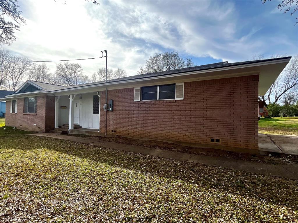 915 North Spring Street Grand Saline, TX 75140 - Photo 2 of 20 a backyard of a house