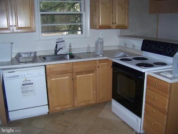 102 Norwood Road Silver Spring, MD 20905 - Photo 4 of 11 Kitchen