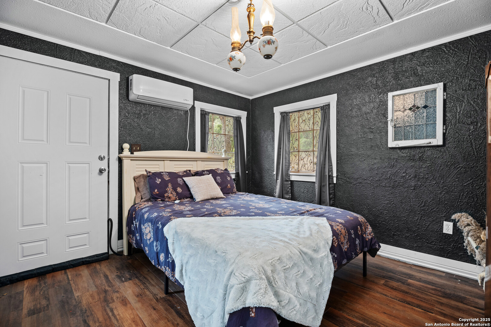 24159 Boerne Stage Road San Antonio, TX 78255 - Photo 75 of 100 a bedroom with a bed and a window