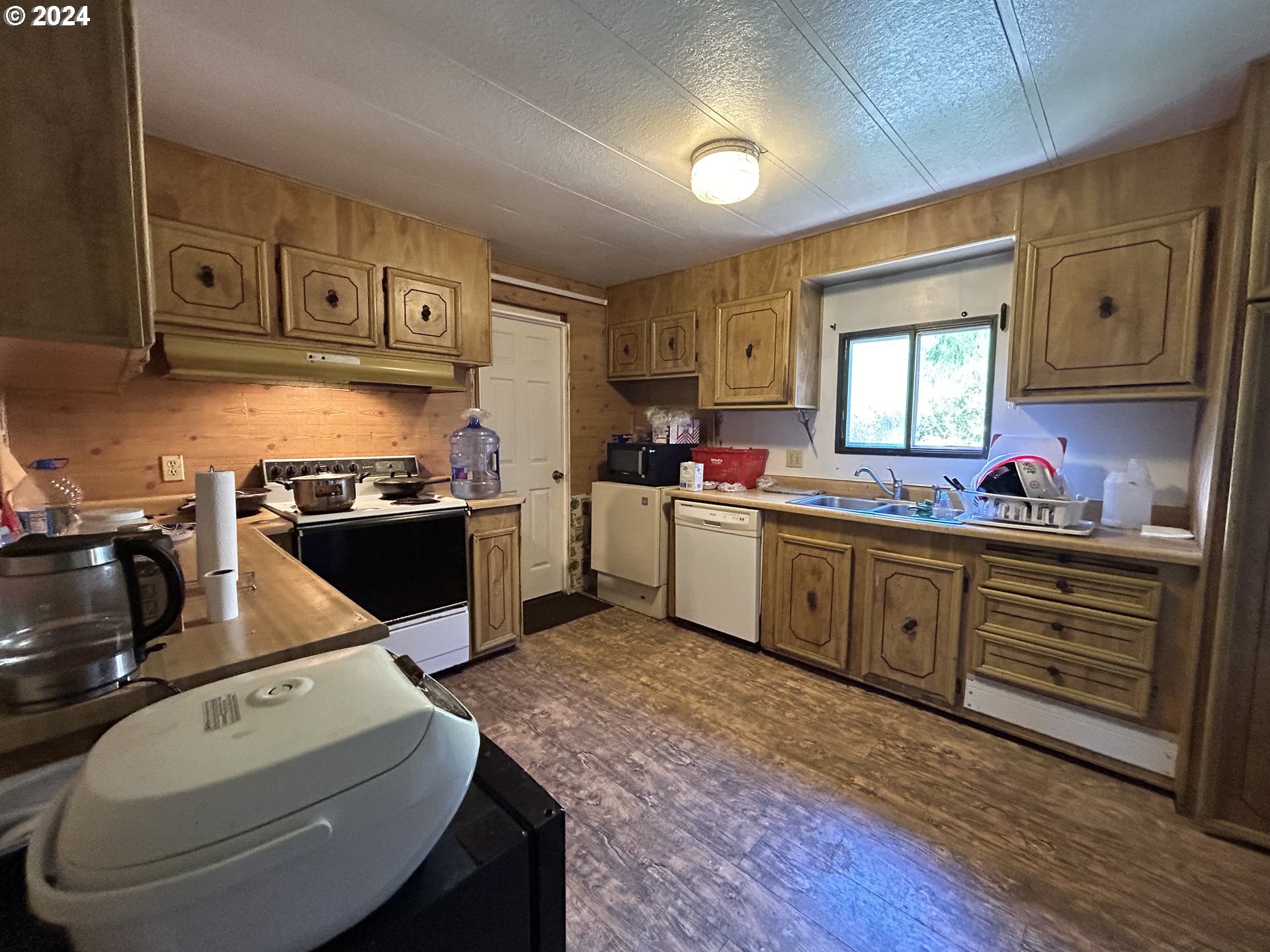 699 Cox Road Yoncalla, OR 97499 - Photo 17 of 35 a kitchen with a sink stove and cabinets