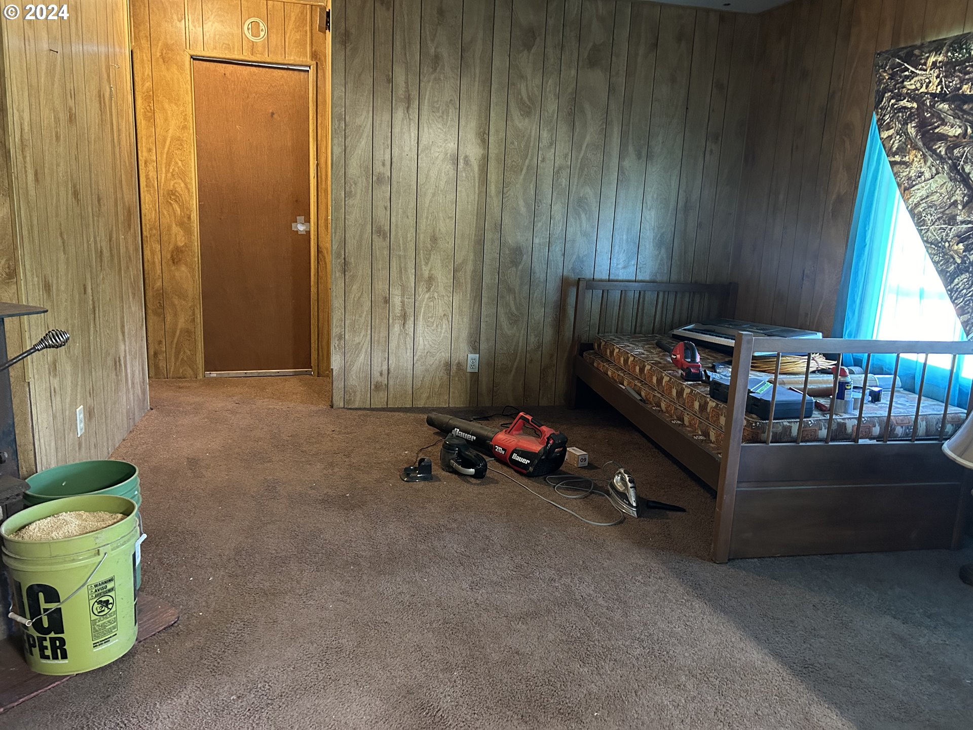 699 Cox Road Yoncalla, OR 97499 - Photo 21 of 35 a room with furniture and a window