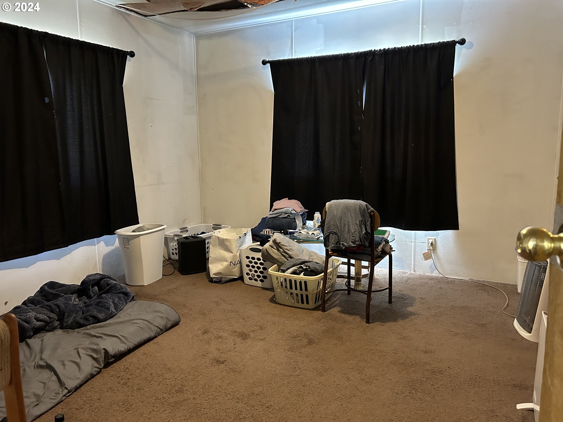 699 Cox Road Yoncalla, OR 97499 - Photo 22 of 35 a living room with furniture and a window