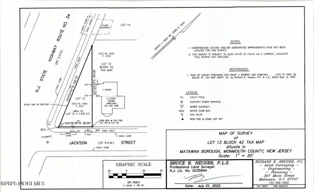 a view of a house with backyard and garden