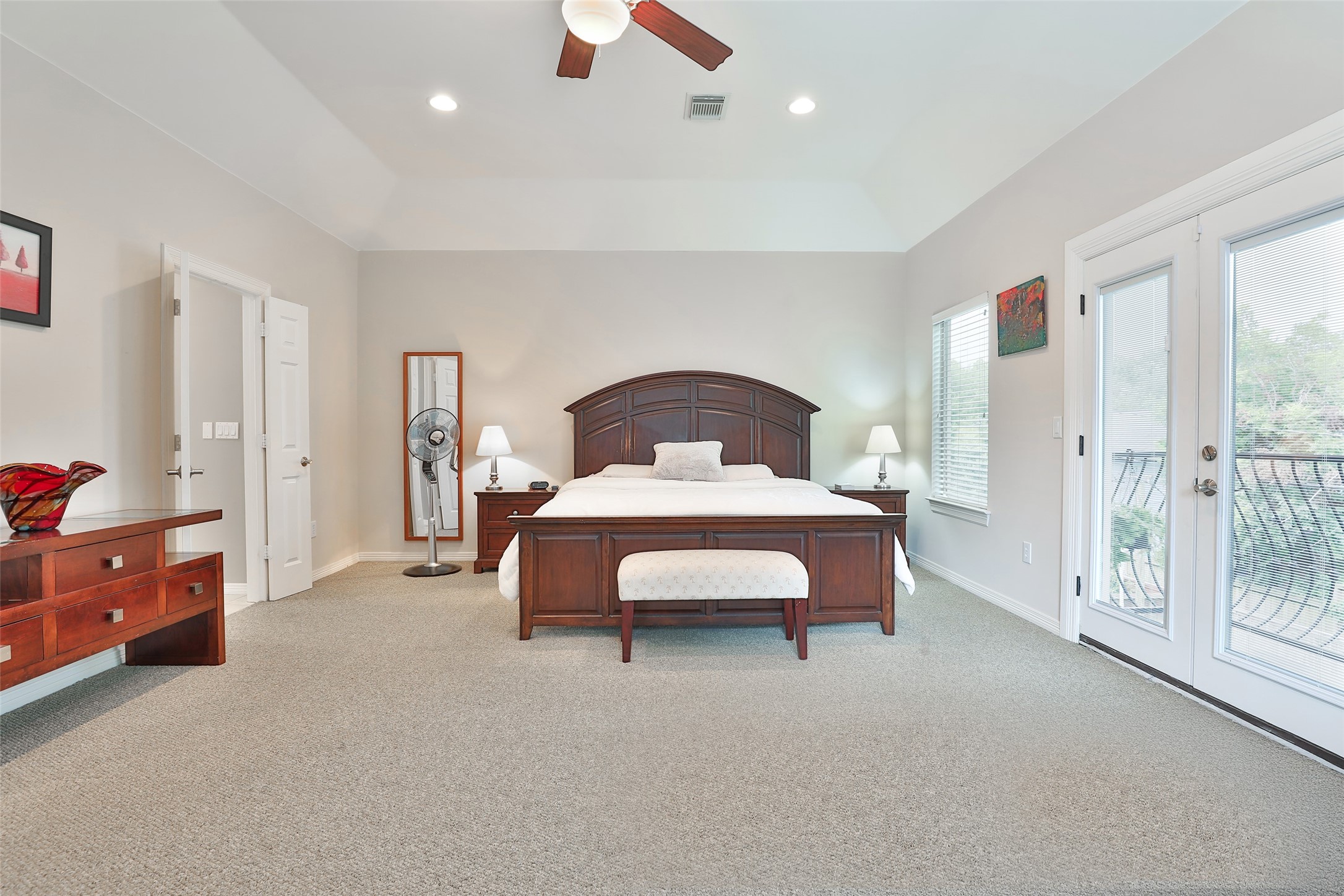 826 East 29th Street Houston, TX 77009 - Photo 14 of 32 Huge primary bedroom.