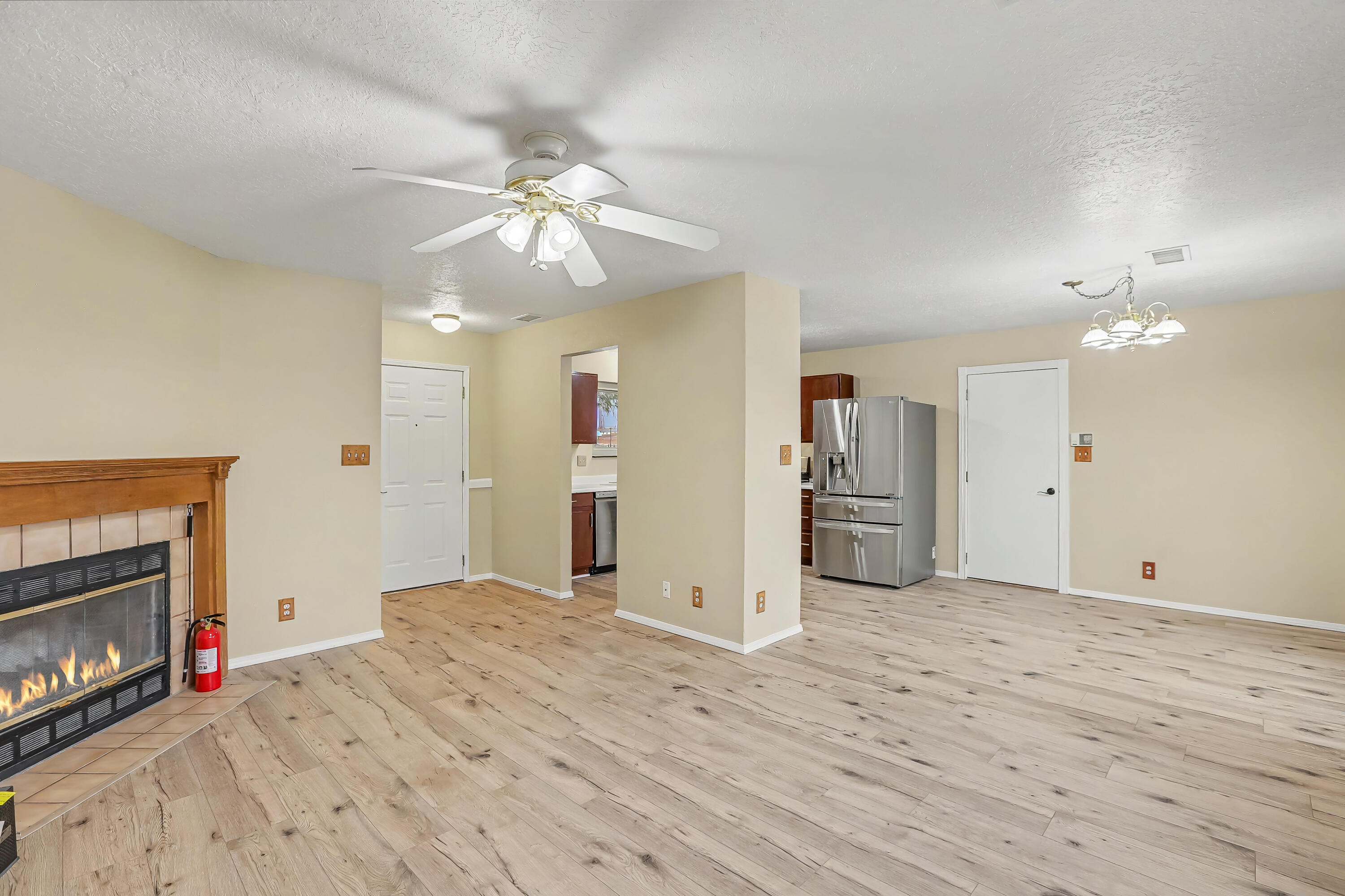 4076 Montreal Loop Northeast Rio Rancho, NM 87144 - Photo 5 of 44 Gallery Image 5