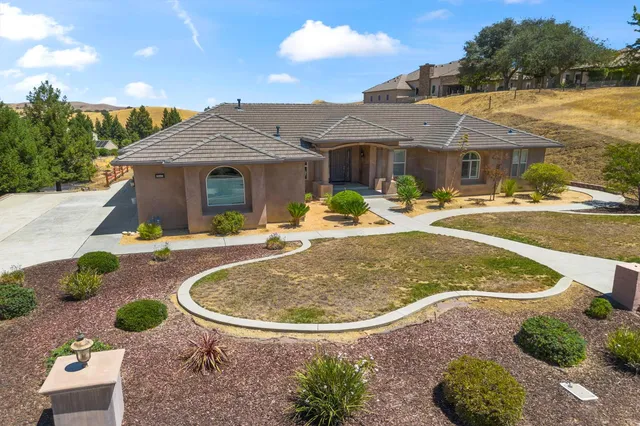 a view of a house with backyard and swimming pool