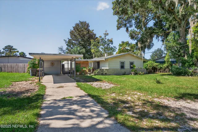 a view of a house with a yard