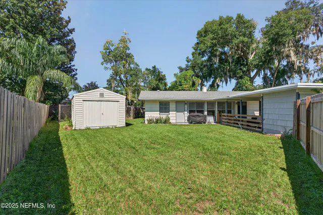 a view of a house with backyard and garden