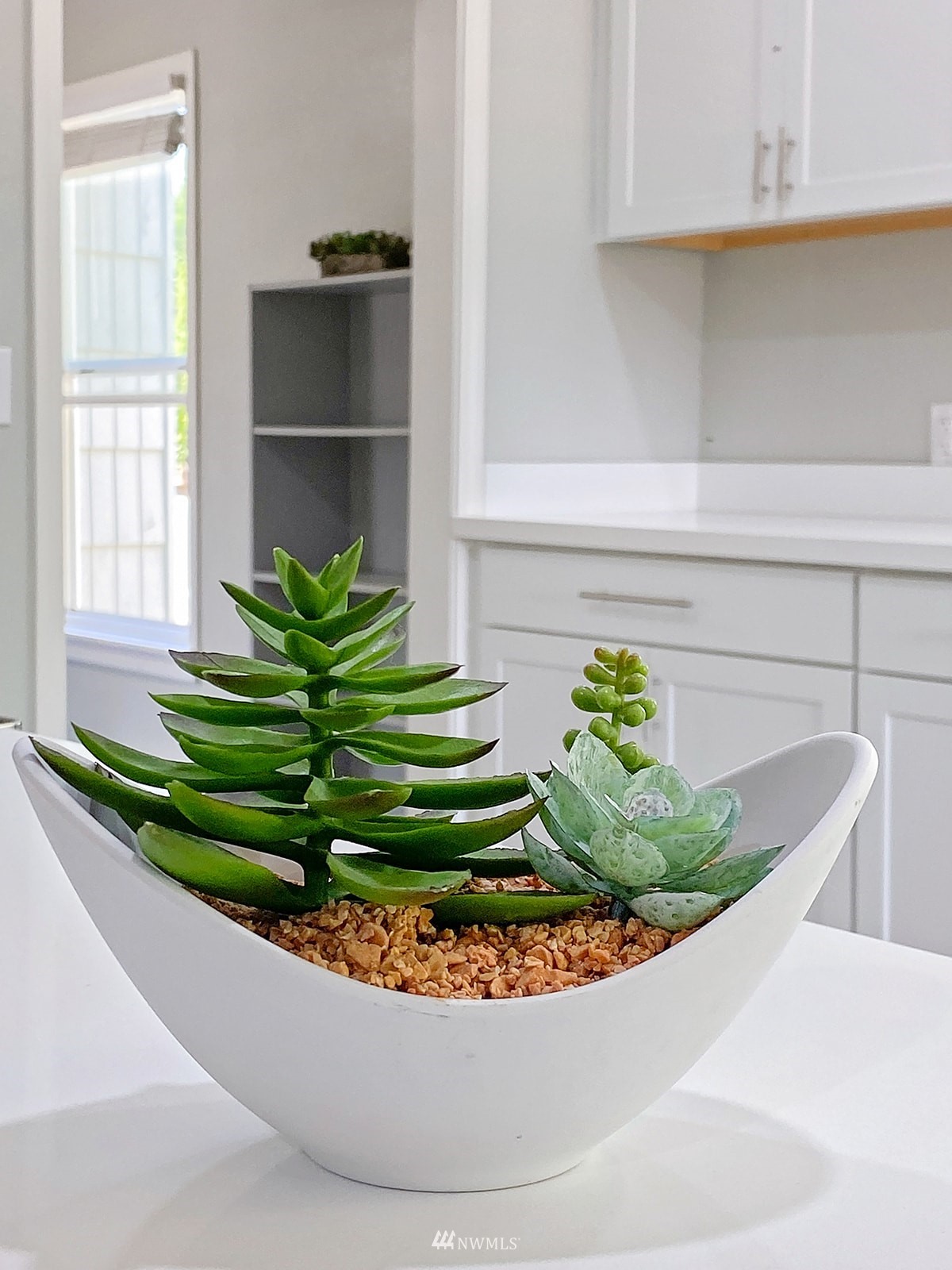 1005 9th Street Southwest Puyallup, WA 98371 - Photo 17 of 40 a vase of flowers sitting on a dining table