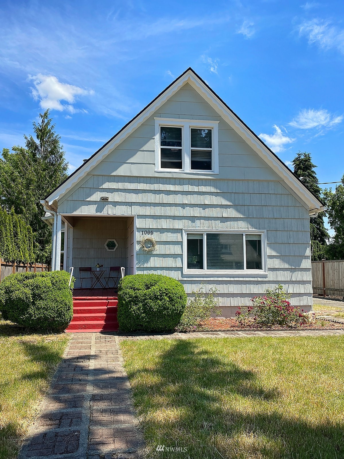 1005 9th Street Southwest Puyallup, WA 98371 - Photo 2 of 40 a front view of house with yard and green space