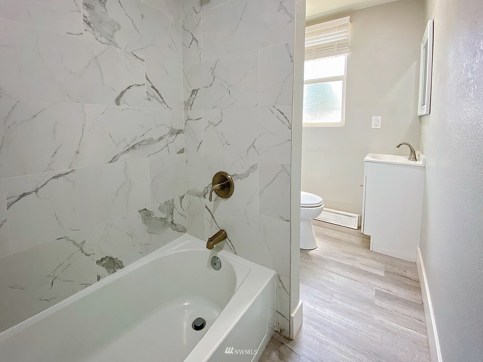 1005 9th Street Southwest Puyallup, WA 98371 - Photo 23 of 40 a bathroom with a tub and toilet
