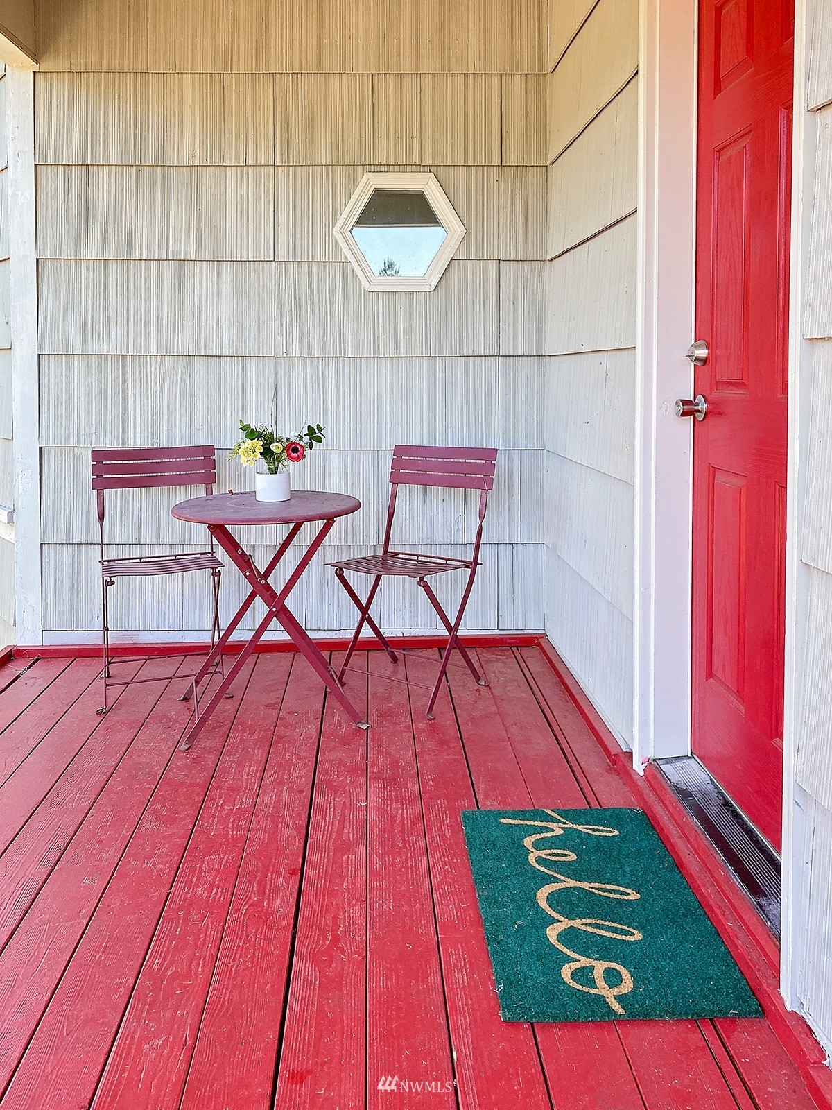 1005 9th Street Southwest Puyallup, WA 98371 - Photo 4 of 40 a view of a terrace with seating area