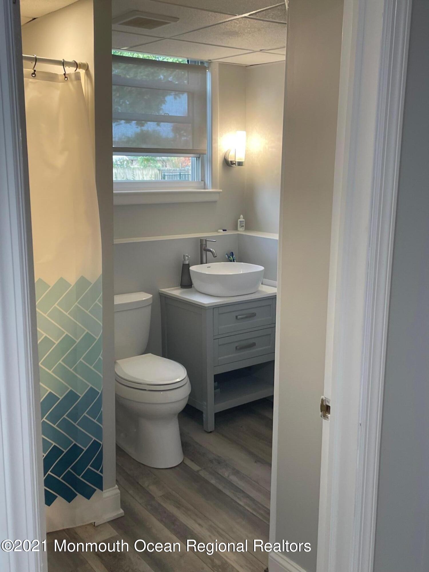137 Crestview Drive Middletown, NJ 07748 - Photo 10 of 18 a bathroom with a toilet a sink and a shower