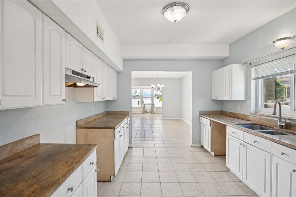 16016 4th Street East Redington Beach, FL 33708 - Photo 8 of 29 Gallery Image 8