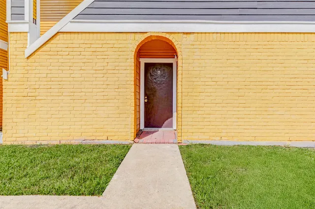 a view of the entrance front of the house